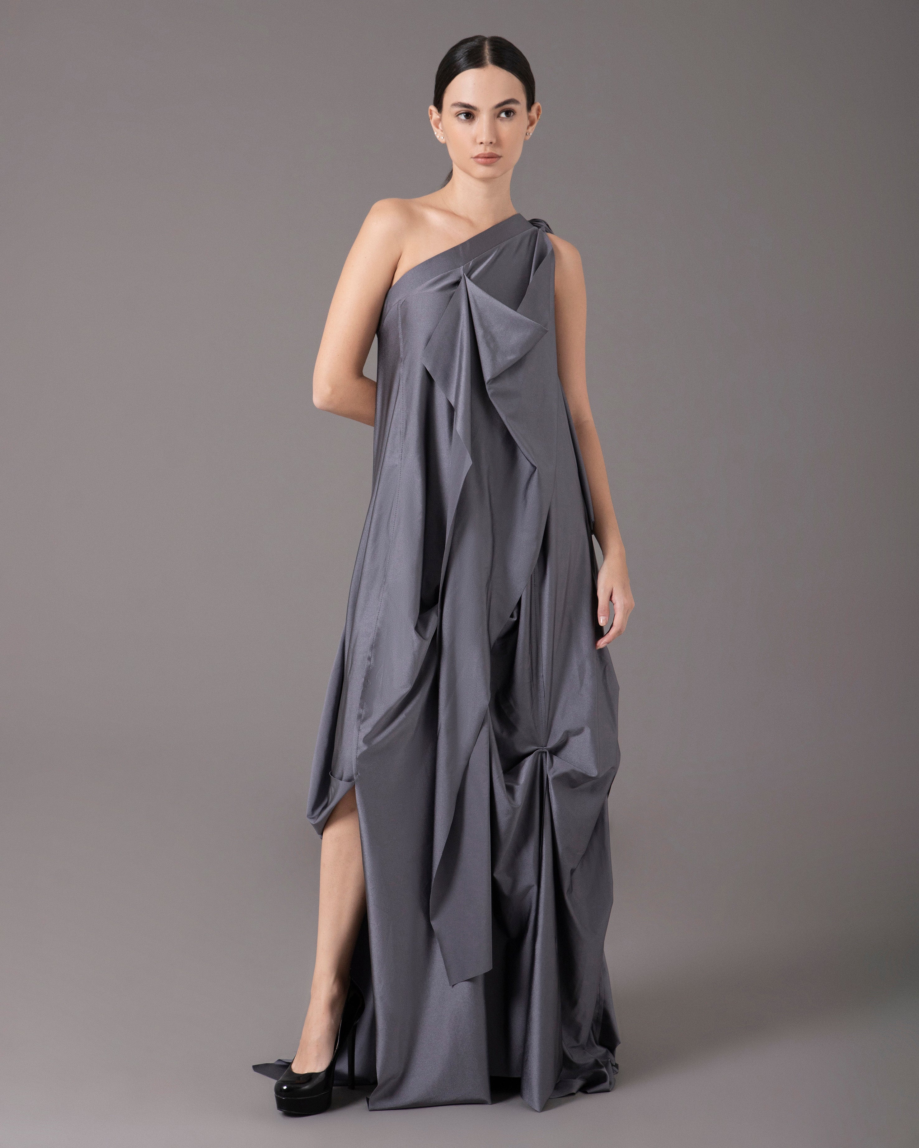 One shoulder loose asymmetric maxi dress | Gris Metalico | Mala Effortless Wear One shoulder loose asymmetric maxi dress | Gris Metalico | Mala Effortless Wear