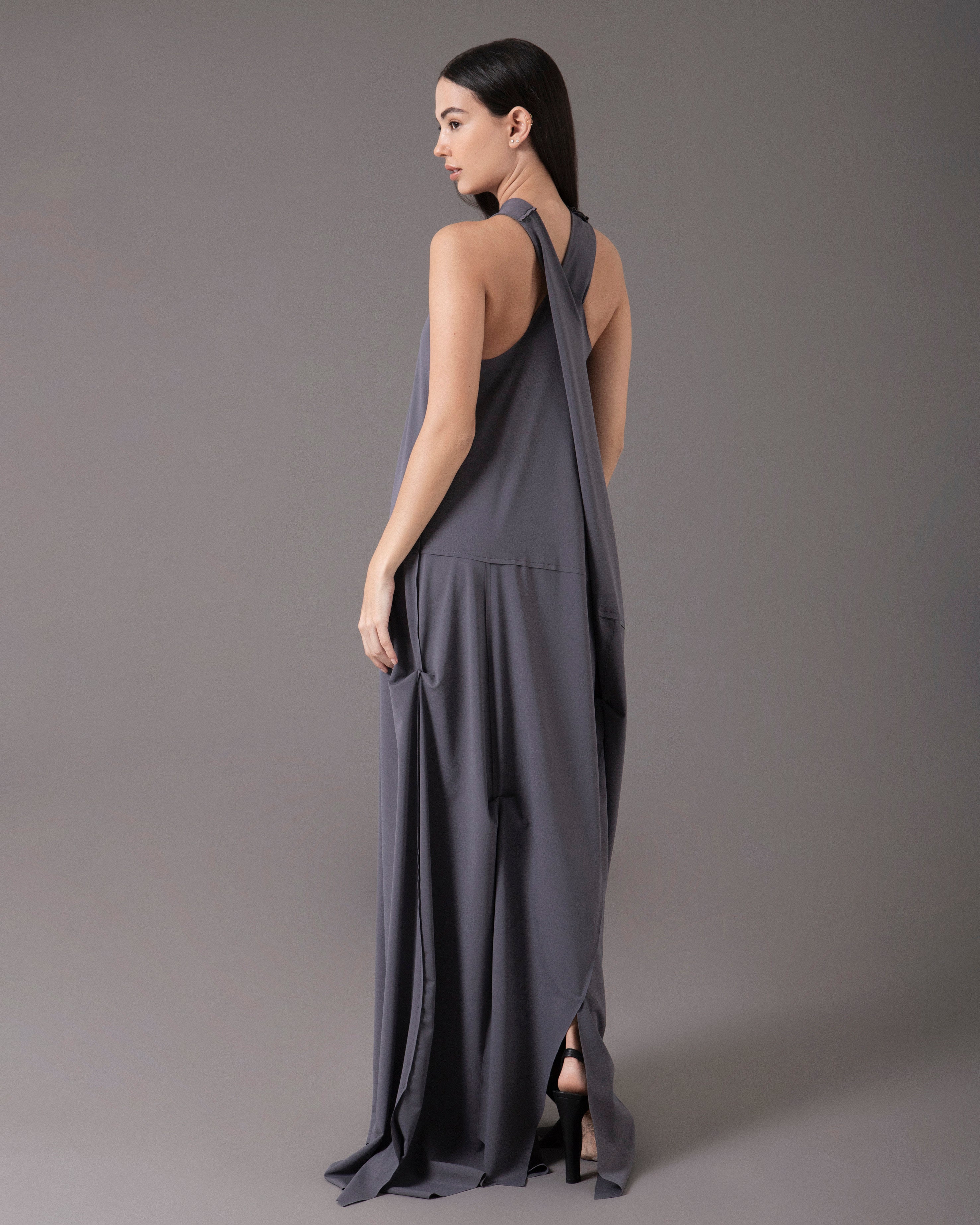 Crossover halter gown with asymmetric seams | Gris |