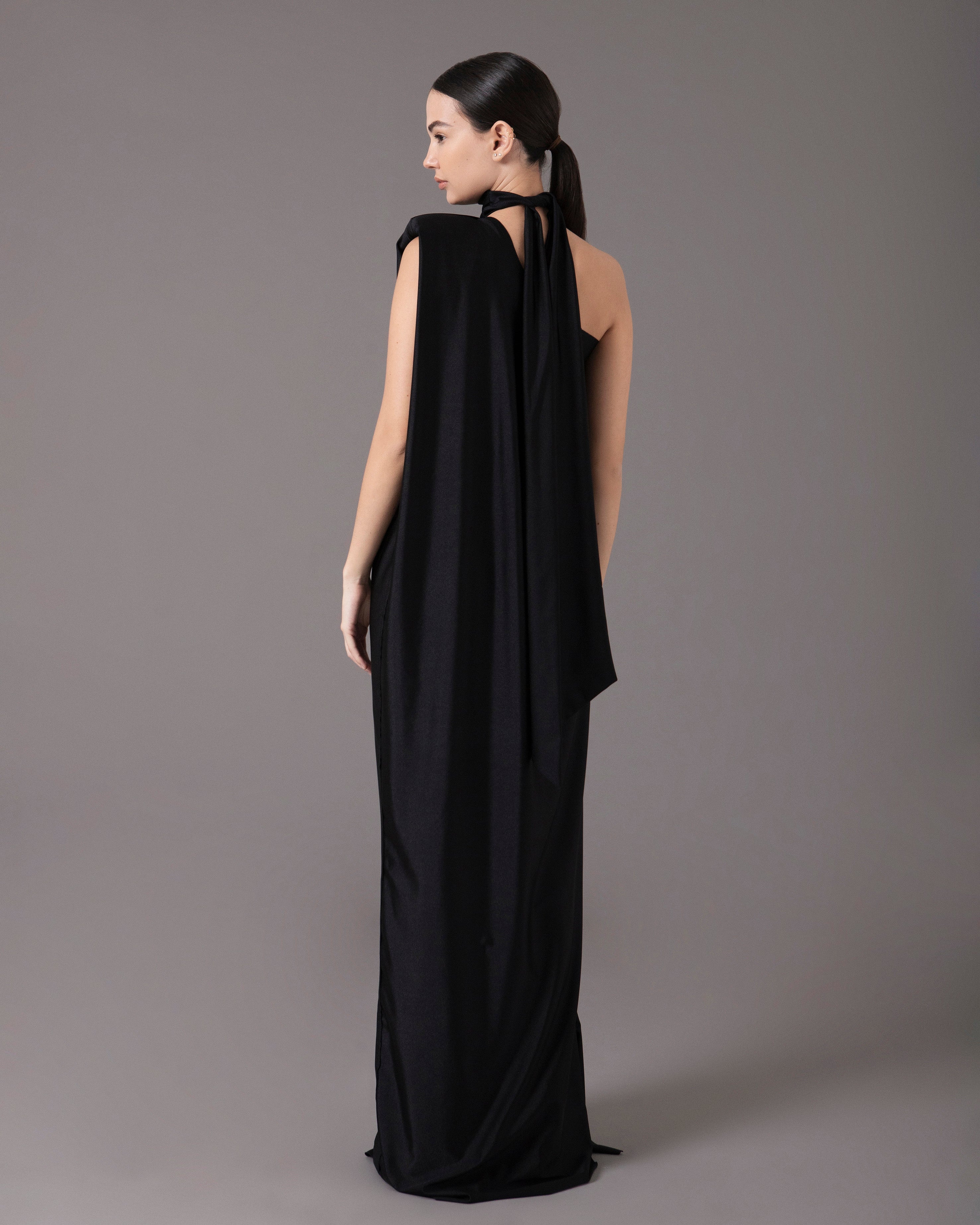 High Neck One Shoulder Pad Gown | Negro Brillante |
