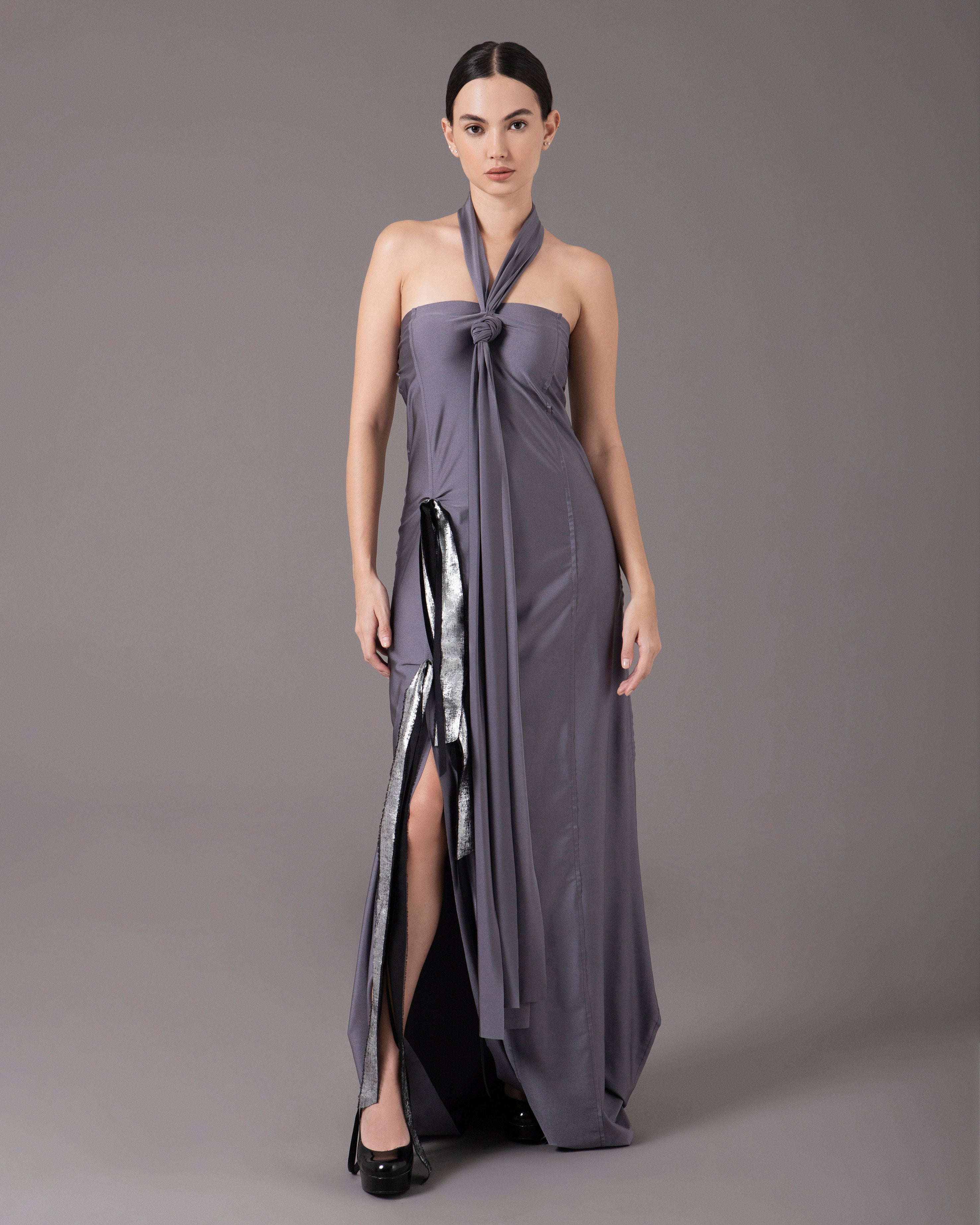 Halter tie gown with assymetric straps | Gris con Metálico |
