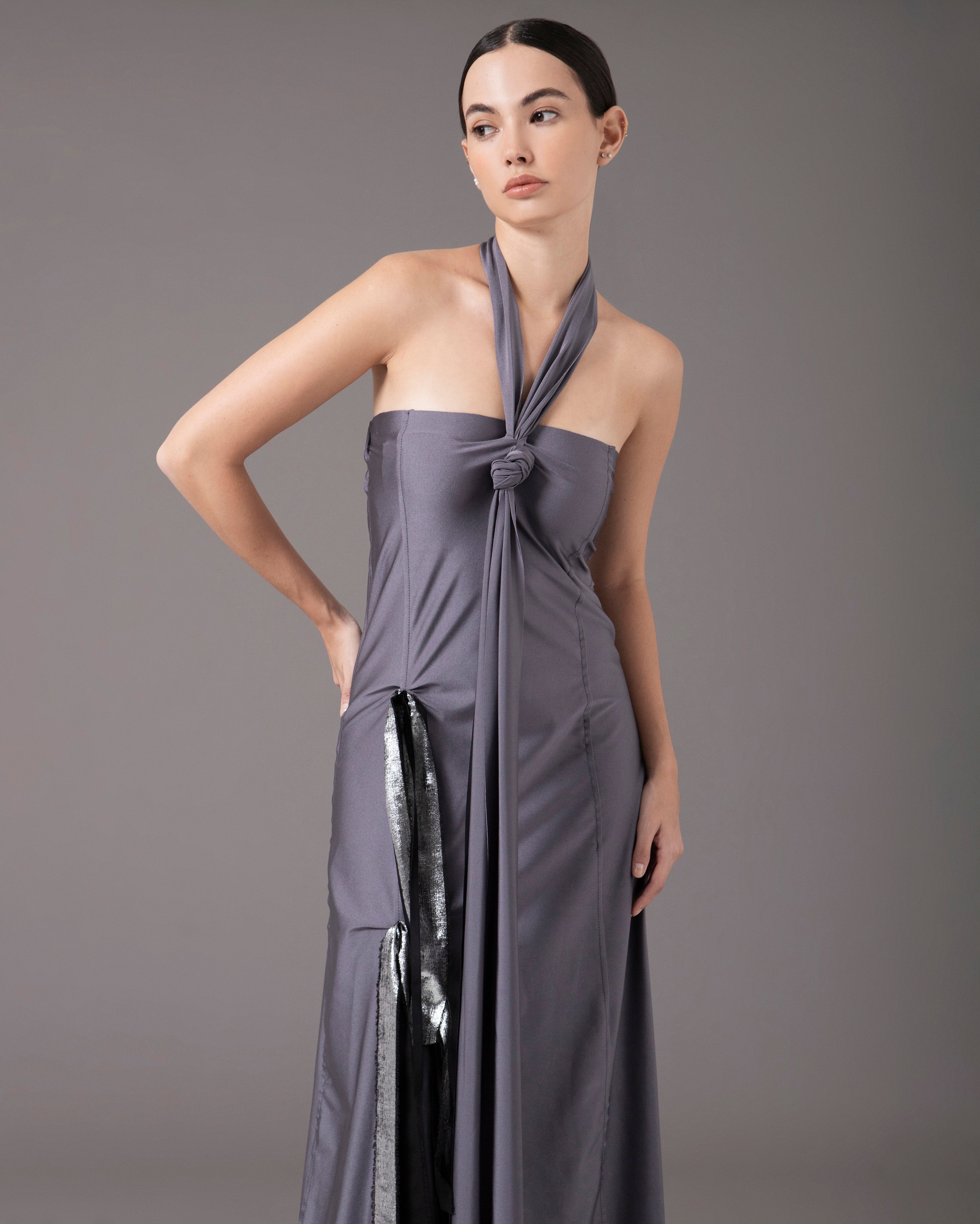 Halter tie gown with assymetric straps | Gris con Metálico |