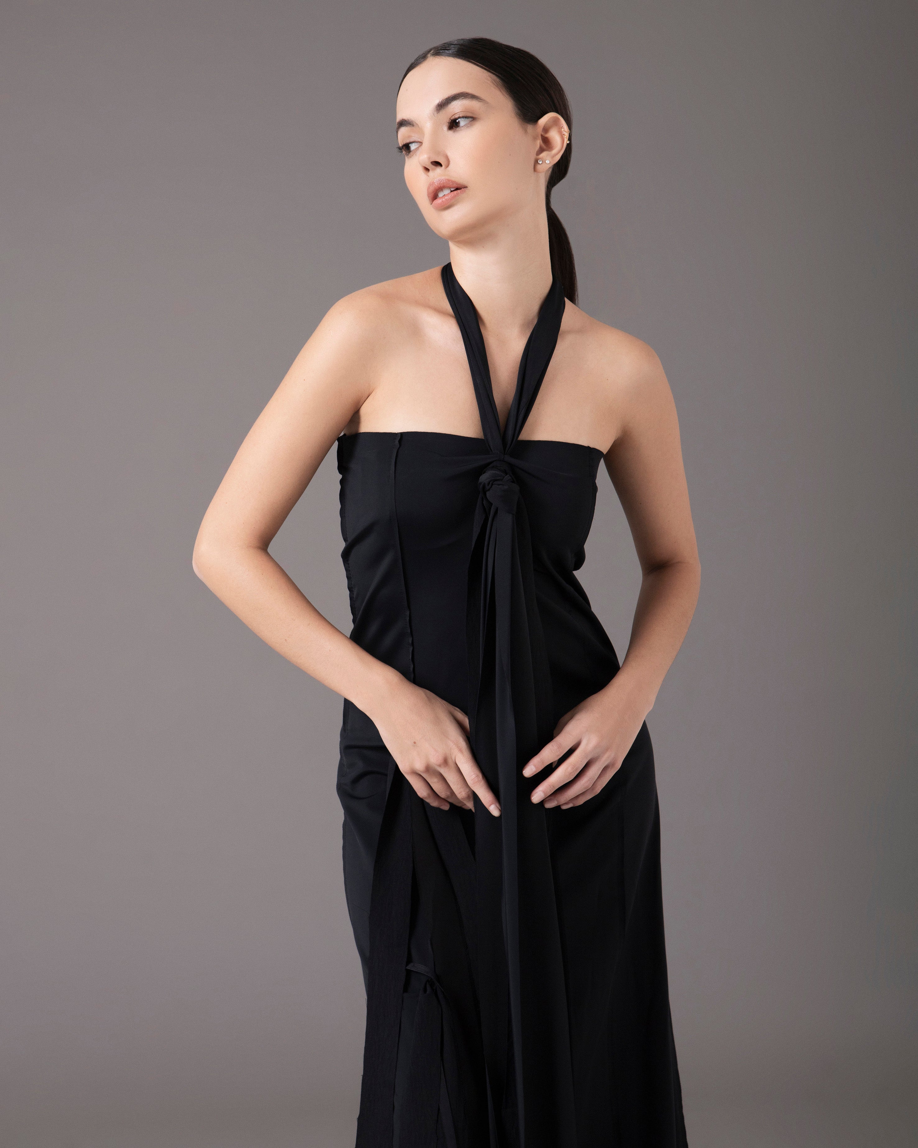 Halter tie gown with assymetric straps | Negro |