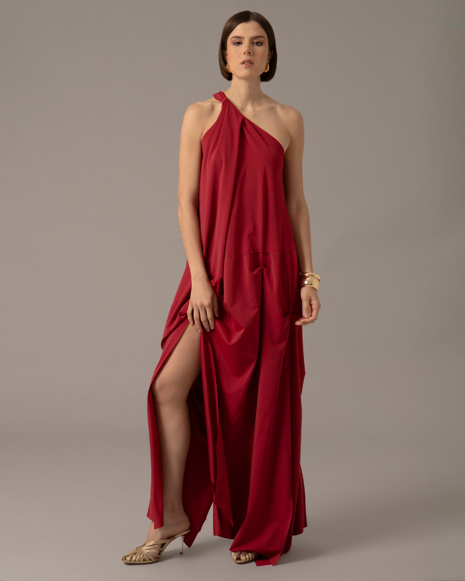 Crossover halter gown with asymmetric seams | Rojo Vivo |