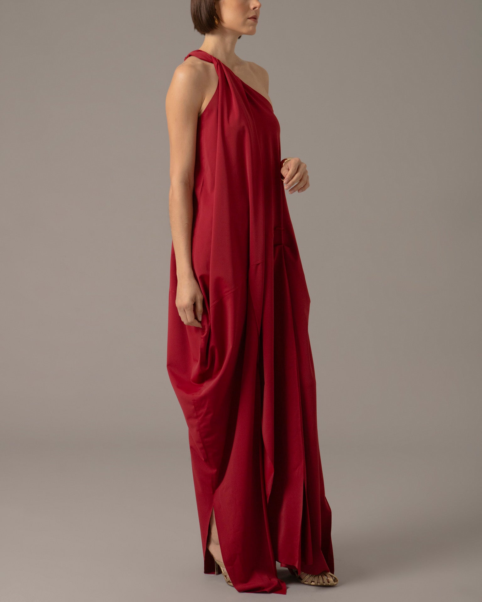 Crossover halter gown with asymmetric seams | Rojo Vivo |