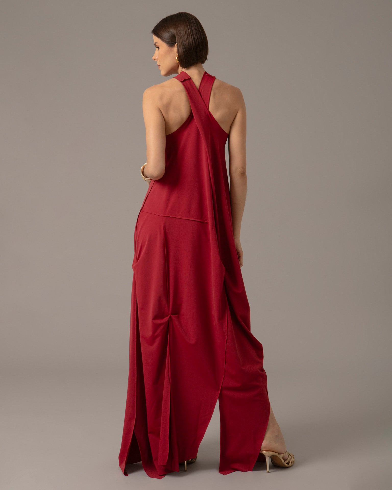 Crossover halter gown with asymmetric seams | Rojo Vivo |